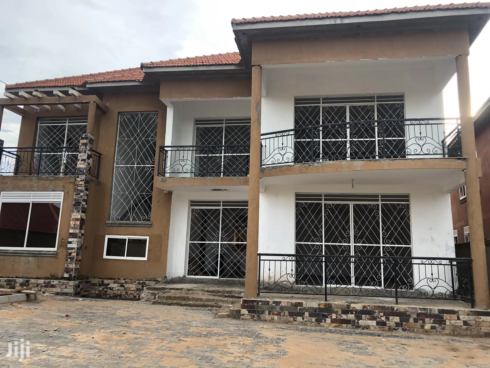 Kira Mansion in Tarmacked Neighborhood on Sell