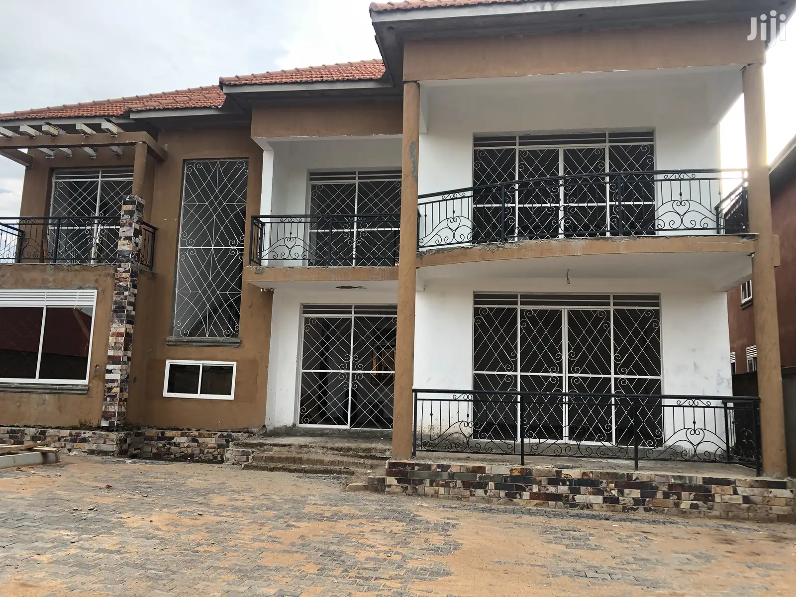 Kira Mansion in Tarmacked Neighborhood on Sell