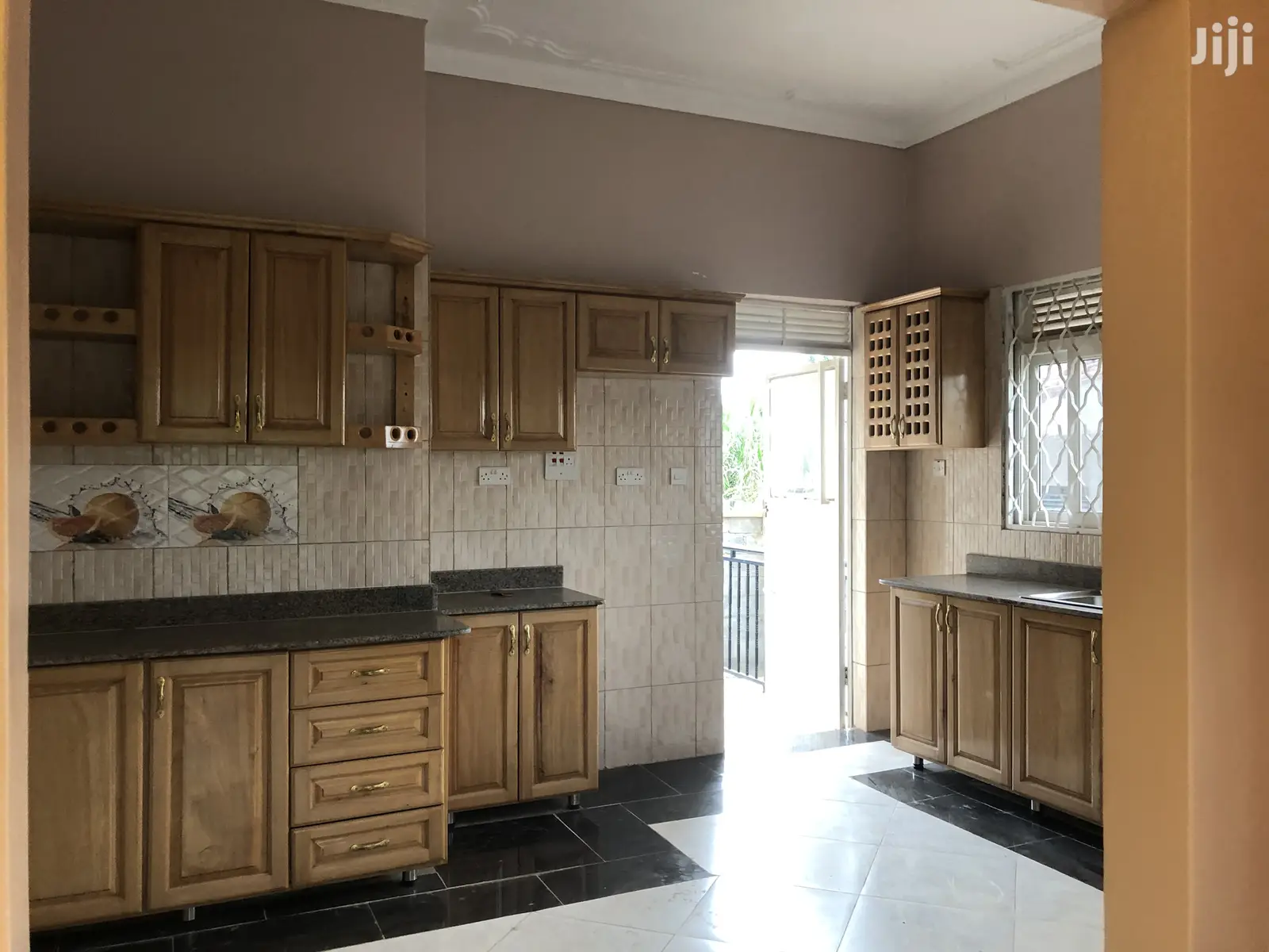 Kira Mansion in Tarmacked Neighborhood on Sell