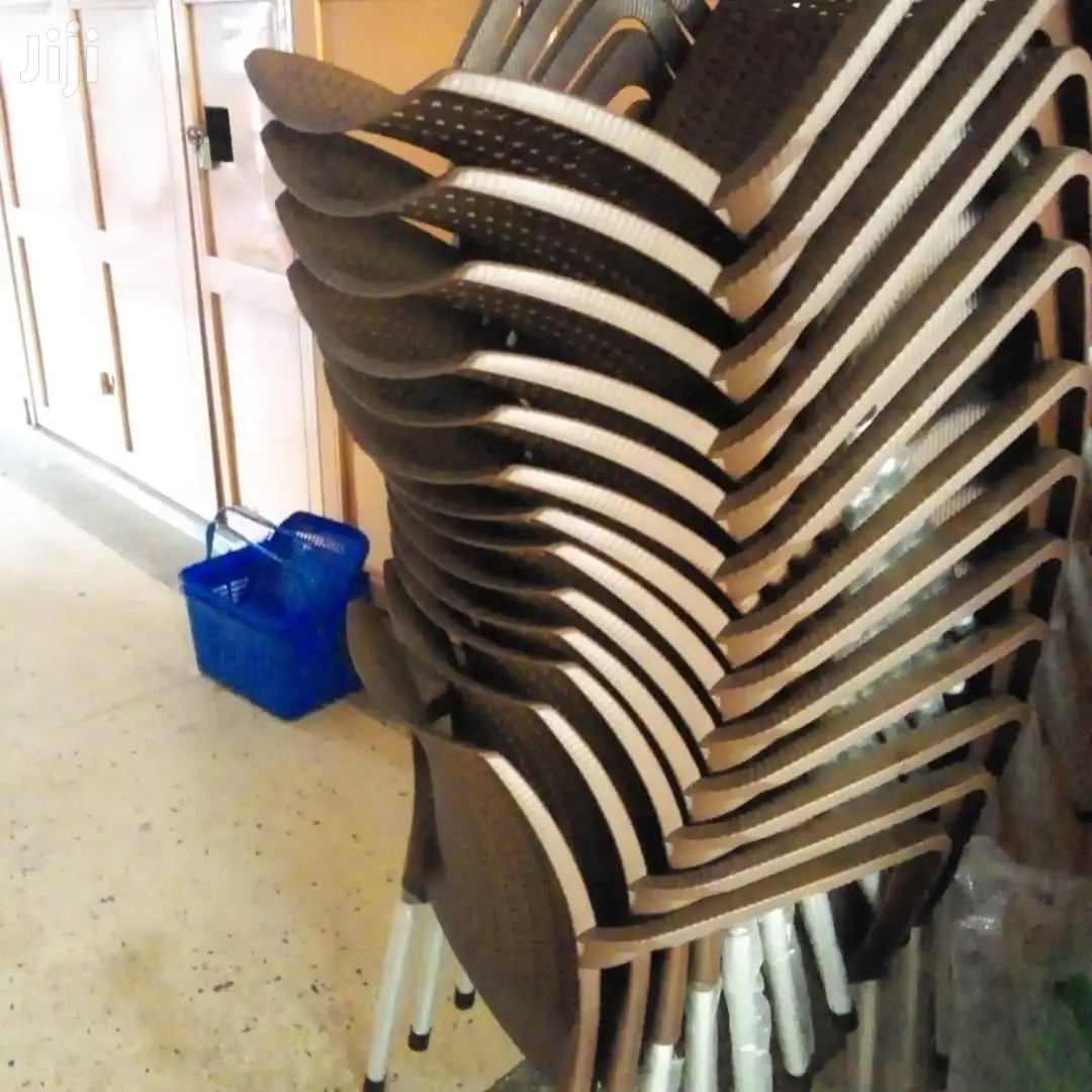 Chrome Chair With Metal Stands