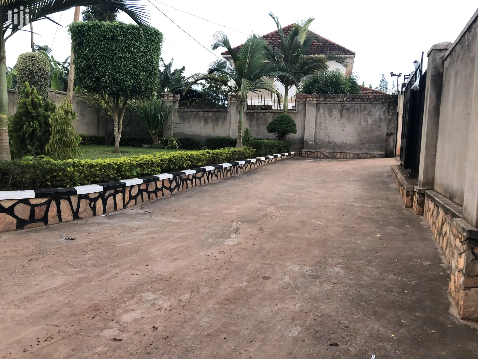 Hot Deal,Namugongo Large Compound House on Sale