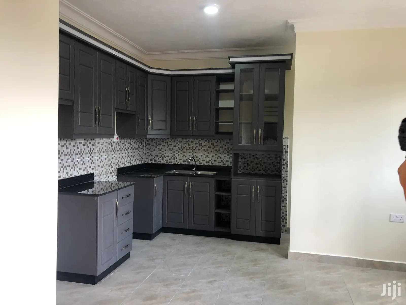 3 Bedroom Condominiums in Kira on Sell