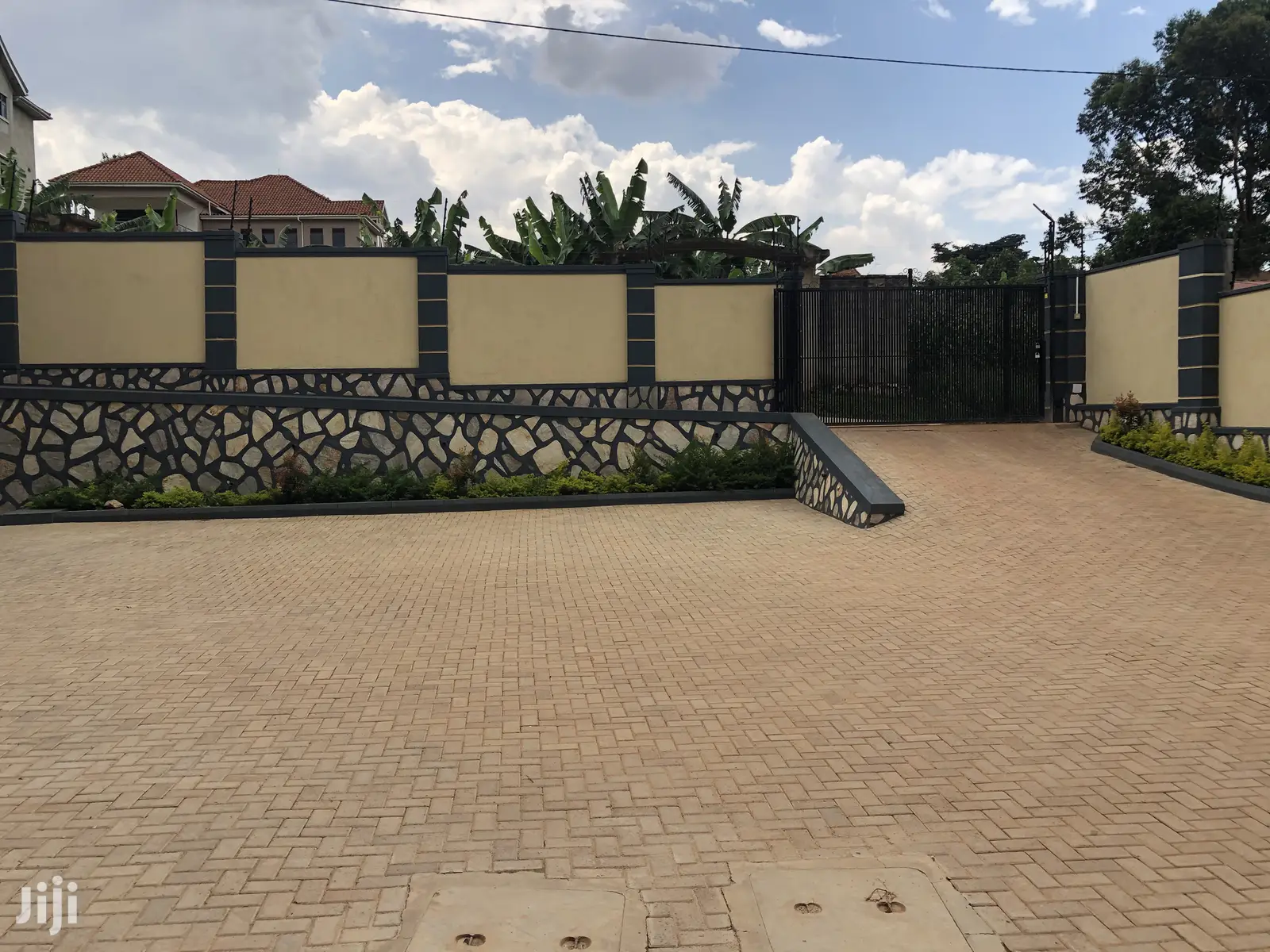 3 Bedroom Condominiums in Kira on Sell