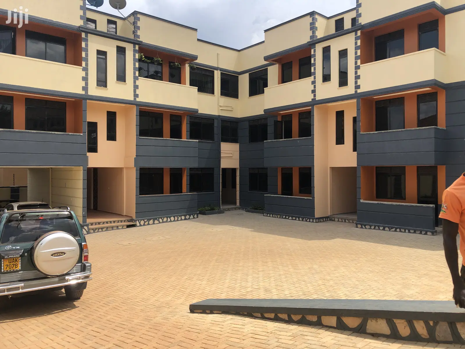 3 Bedroom Condominiums in Kira on Sell