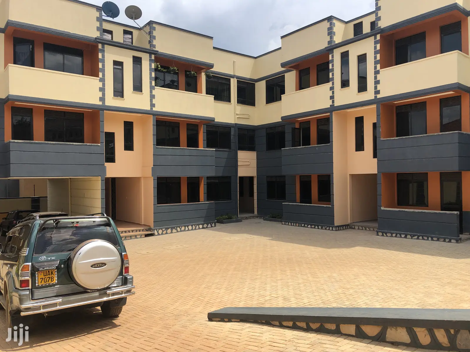 3 Bedroom Condominiums in Kira on Sell