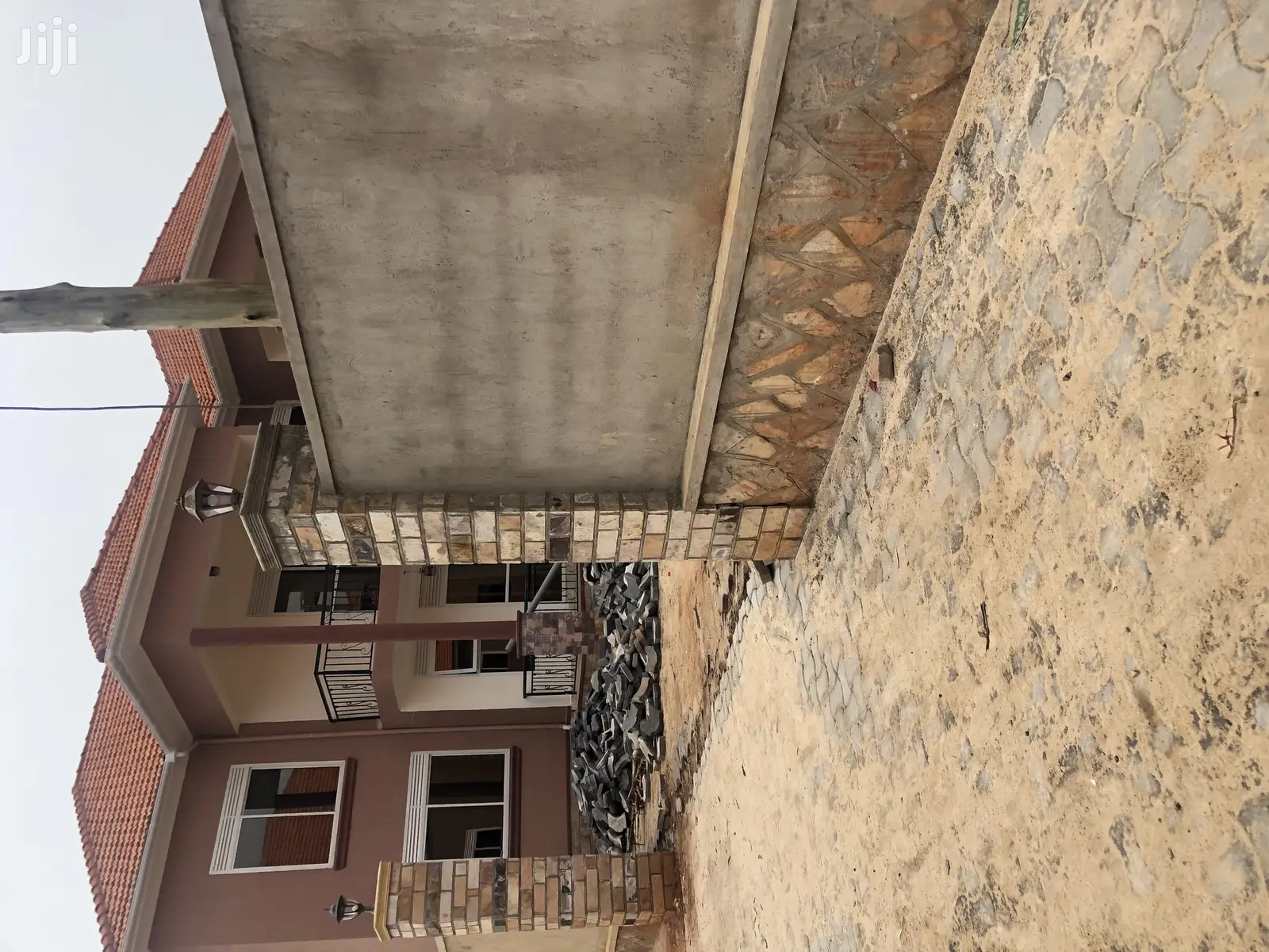 Kira Home With Six Bedrooms on Quick Sell
