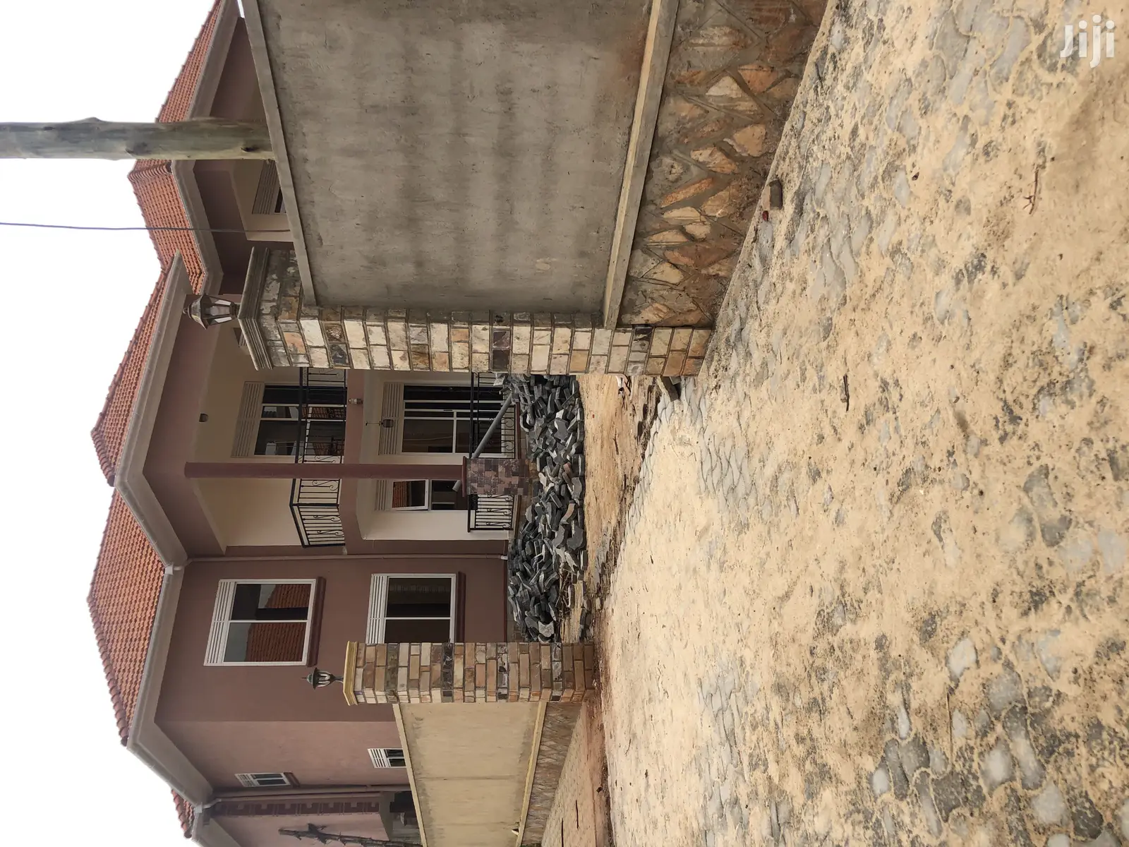 Kira Home With Six Bedrooms on Quick Sell