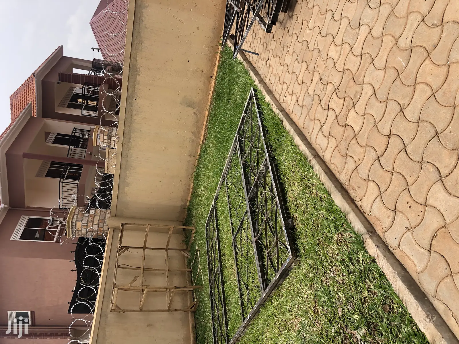 Kira Home With Six Bedrooms on Quick Sell