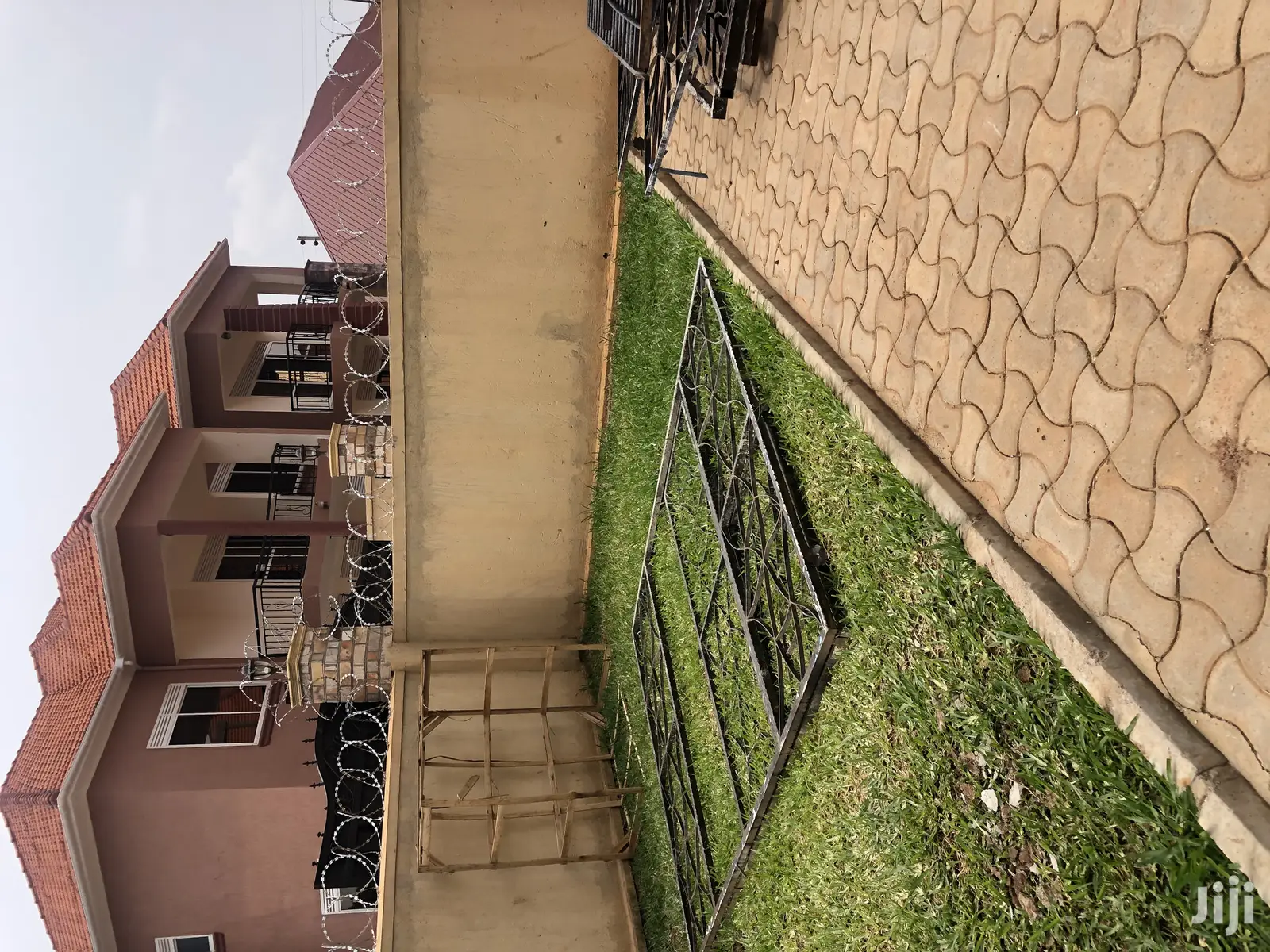 Kira Home With Six Bedrooms on Quick Sell