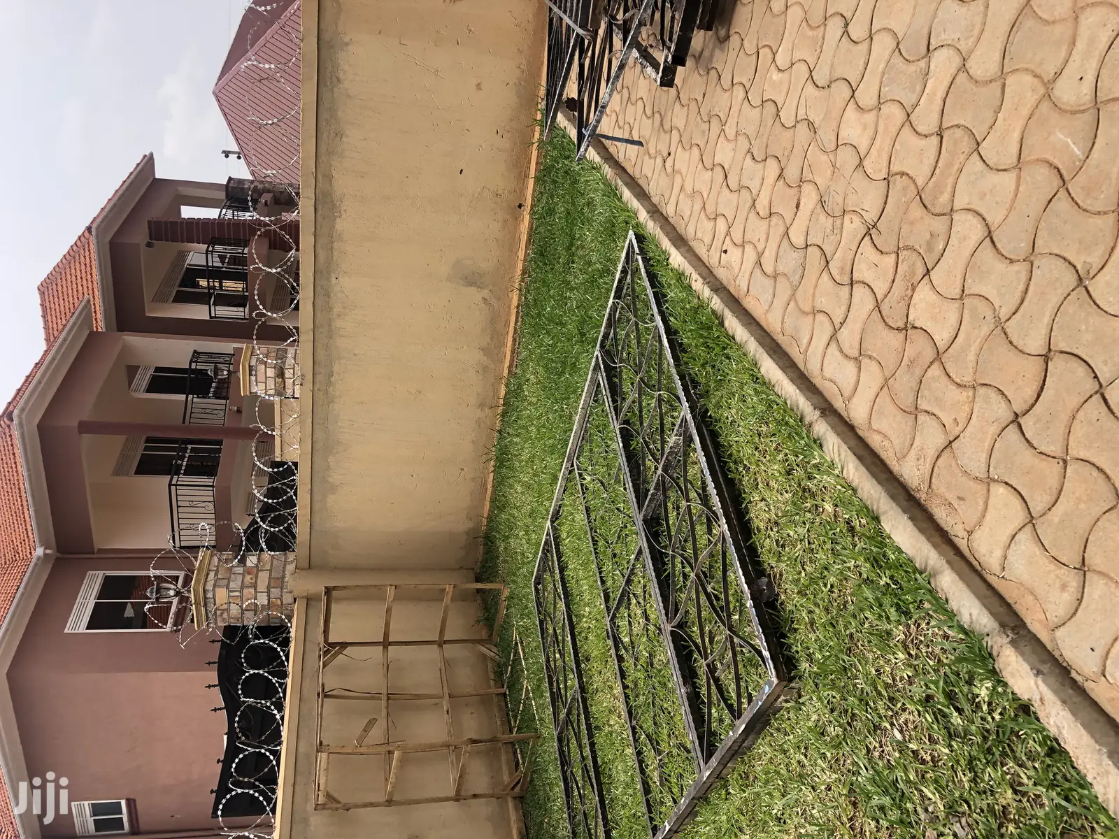 Kira Home With Six Bedrooms on Quick Sell