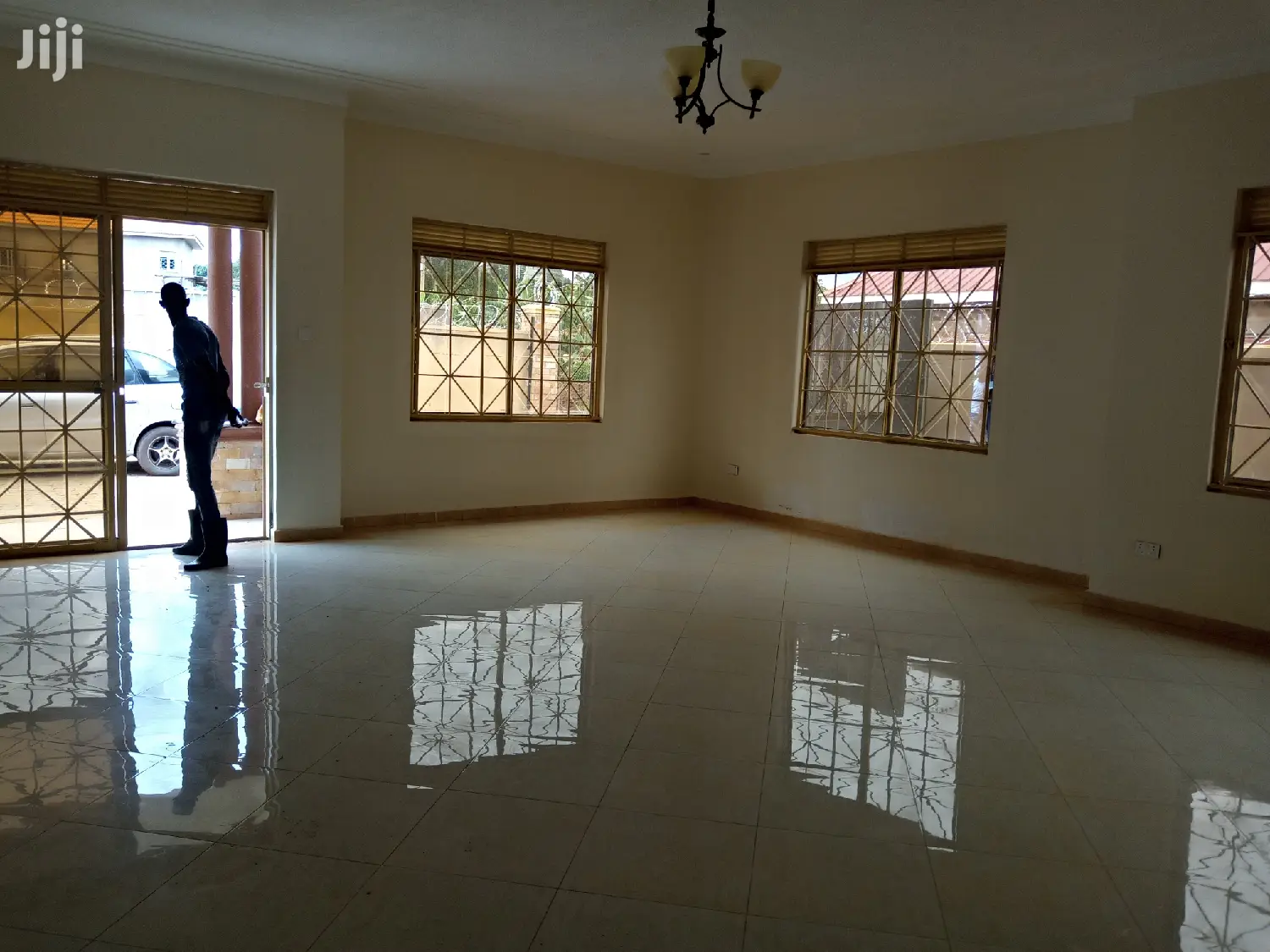 Kira New Crib by the Tarmack on Faster Sell