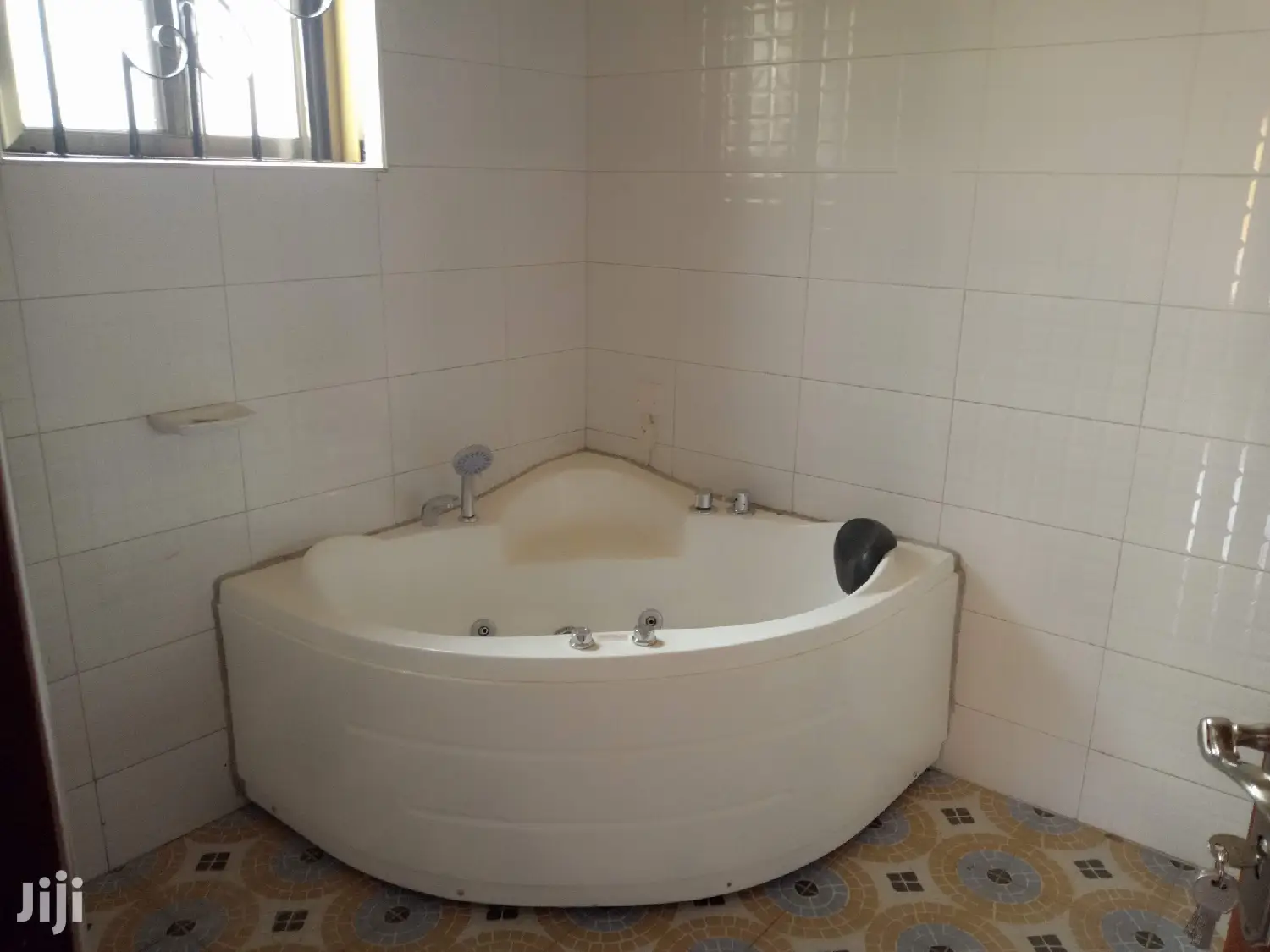 Namugongo Tiled Rood House on Quick Sell
