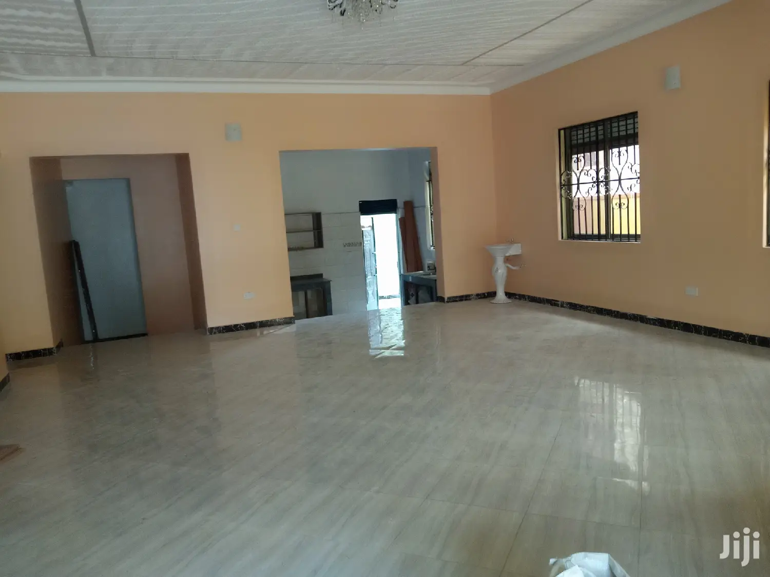 Namugongo Tiled Rood House on Quick Sell