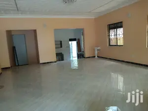 Namugongo Tiled Rood House on Quick Sell