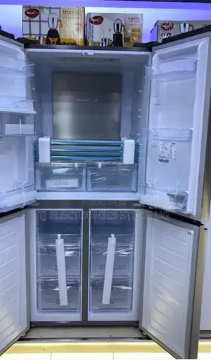 Hisense 561L 4 Door Glass Black Finish Refrigerator