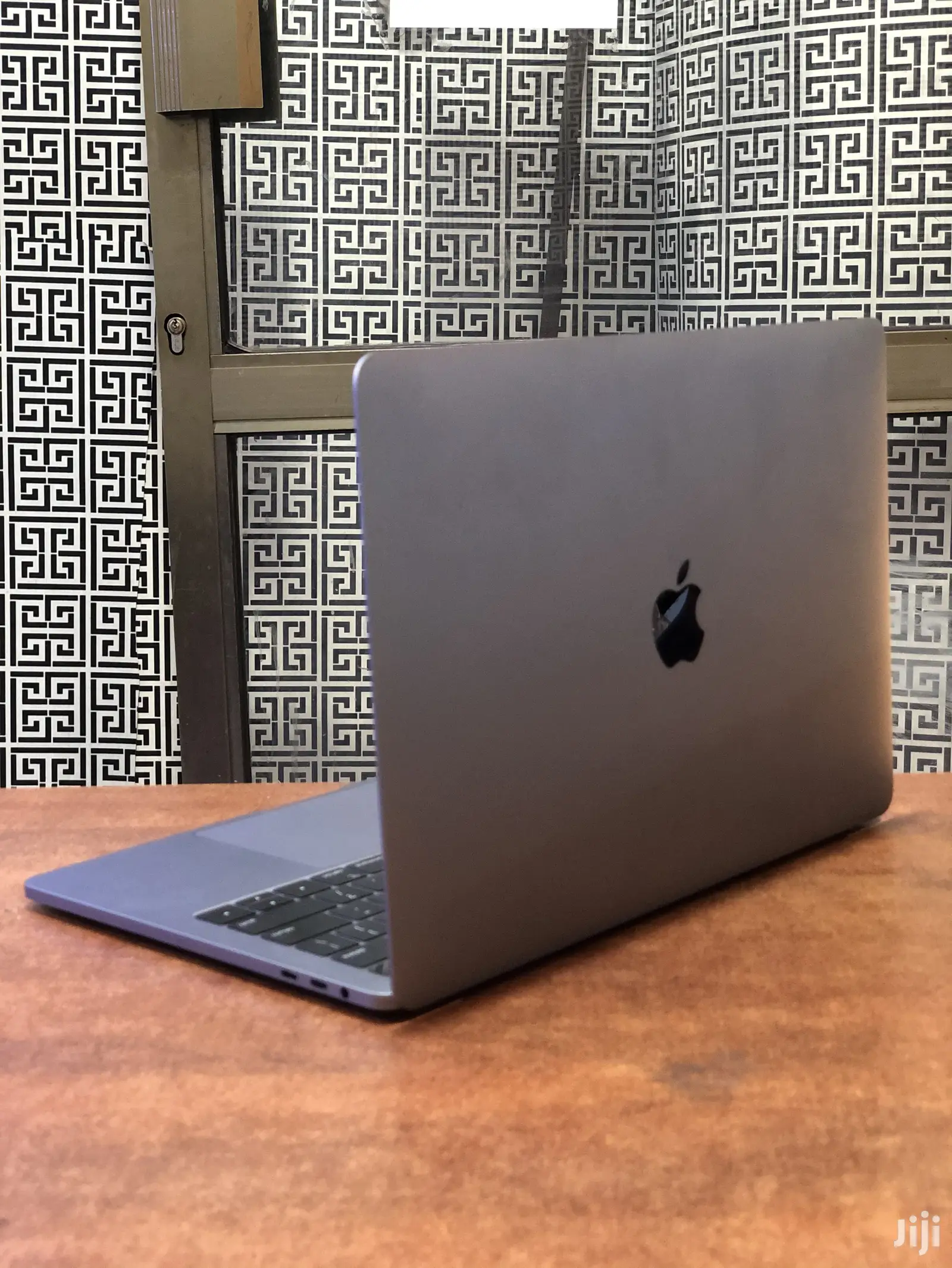 New Laptop Apple MacBook 2018 8GB Intel Core I7 SSD 256GB