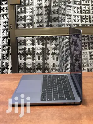 New Laptop Apple MacBook 2018 8GB Intel Core I7 SSD 256GB