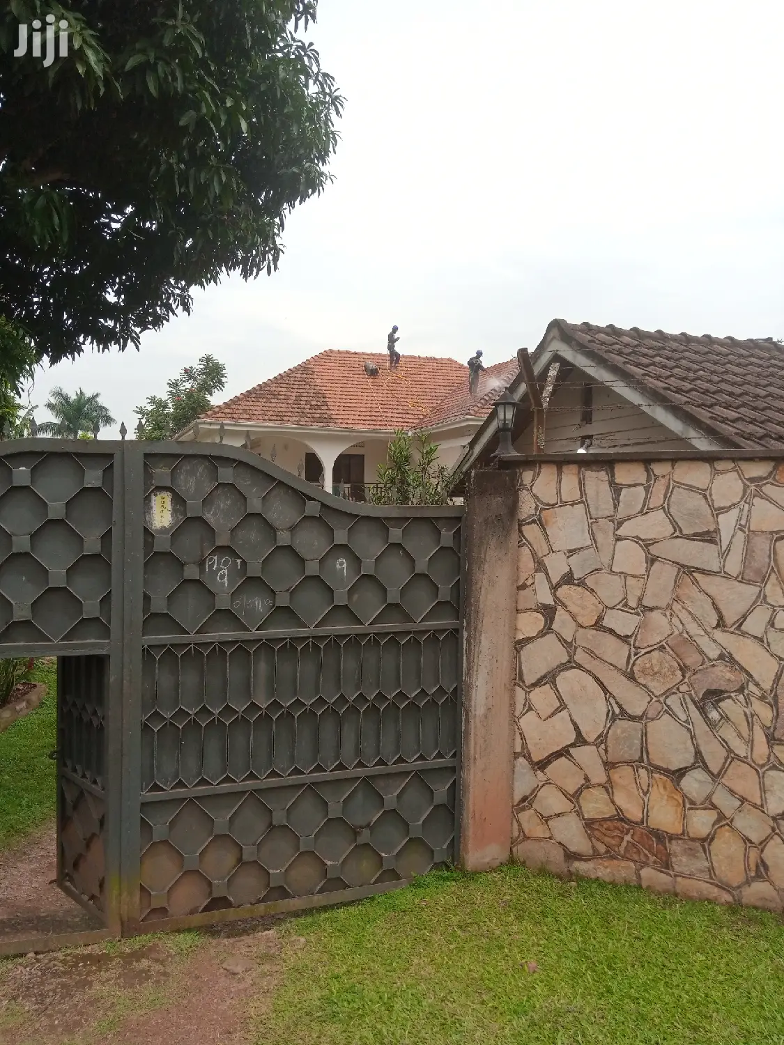 Expert Roof Cleaning Services for a Clean Roof and Happy Home.