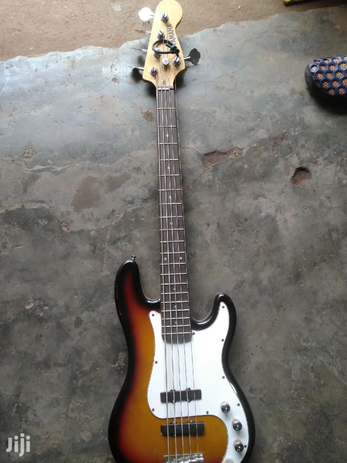 Bass Guitar Yamaha 5 Strings