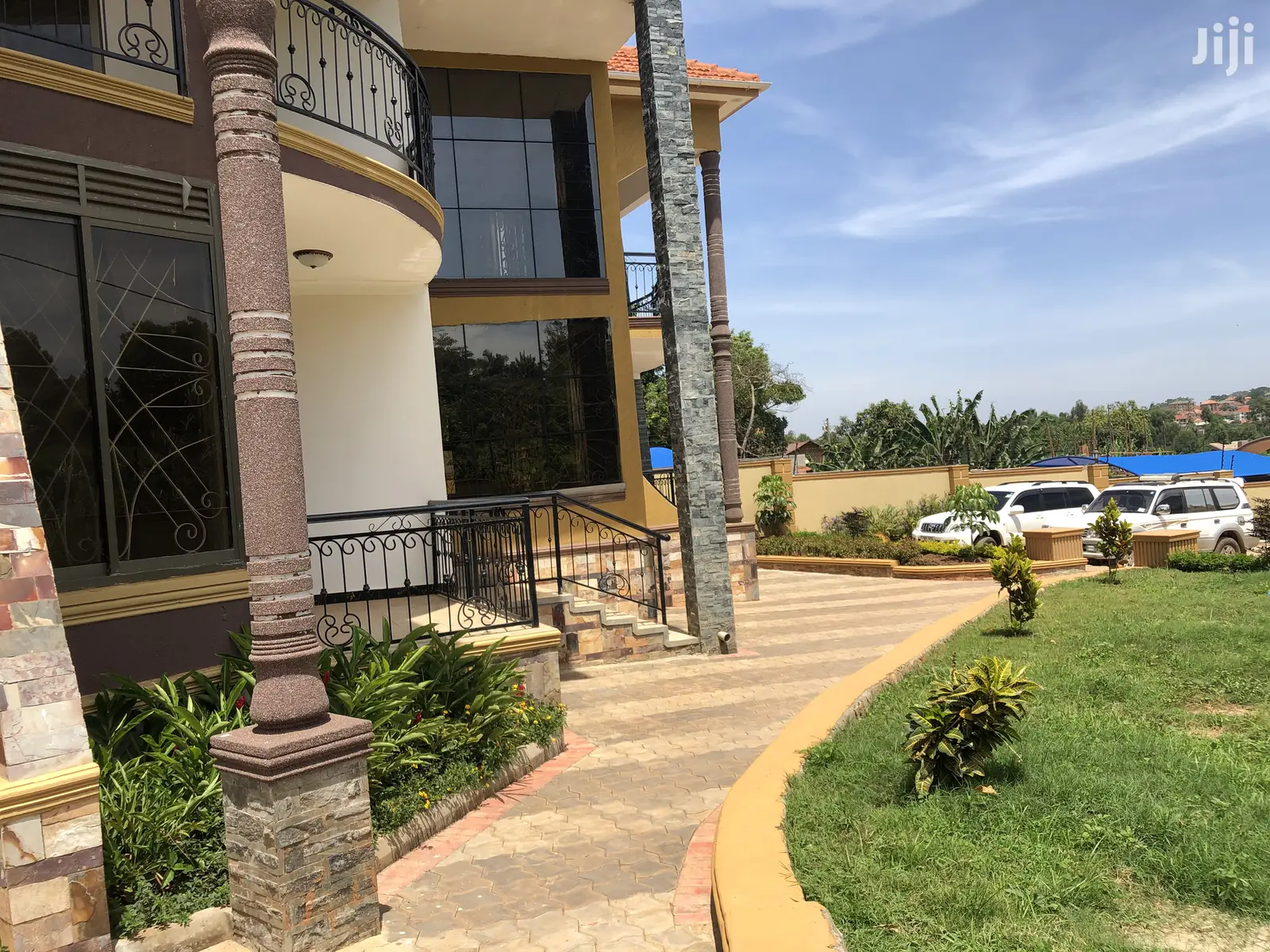 Kiwatule Home With Seven Bedrooms on Sale