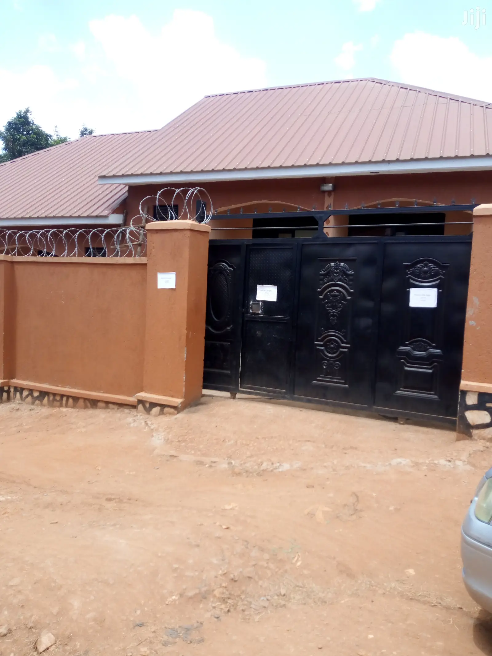 1 Bedroom and Sitting House for Rent