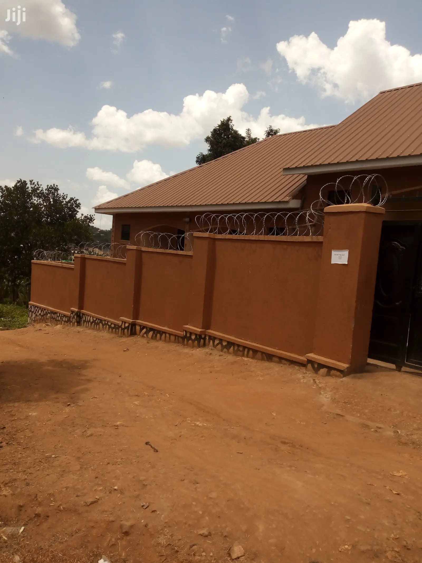 1 Bedroom and Sitting House for Rent