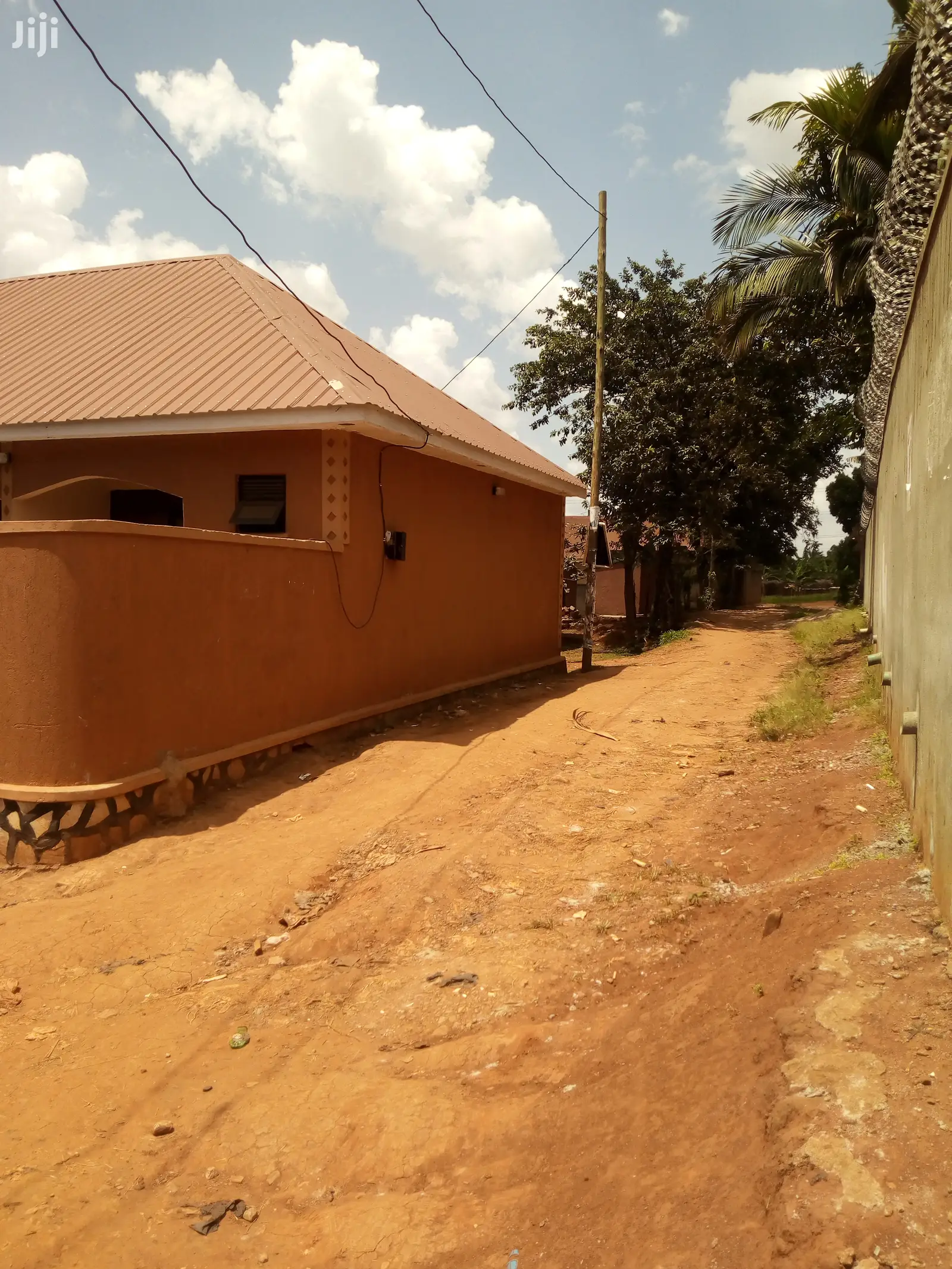 1 Bedroom and Sitting House for Rent