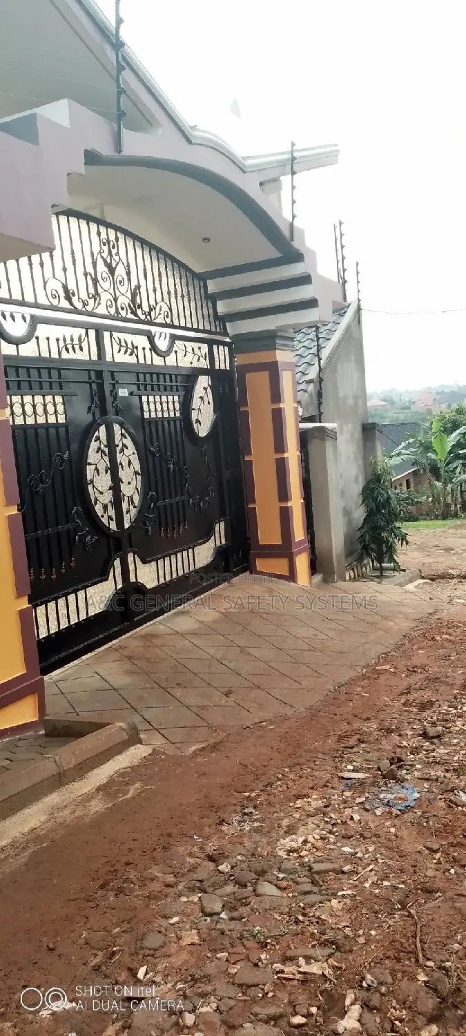 Electric Fence With Razor Wire