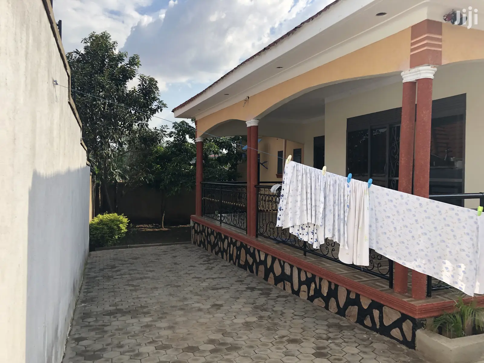 Bungalow in Kira on Quicksell