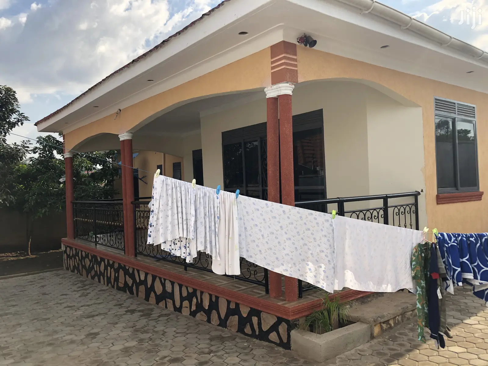 Bungalow in Kira on Quicksell