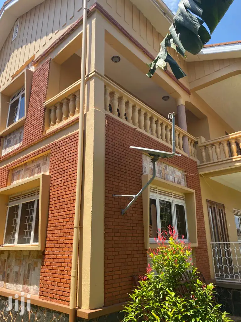Classic House In Makindye Kizungu For Sale