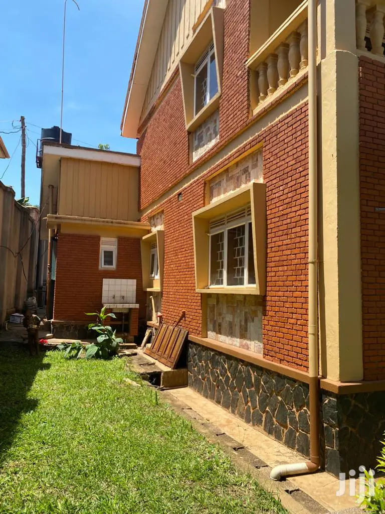 Classic House In Makindye Kizungu For Sale