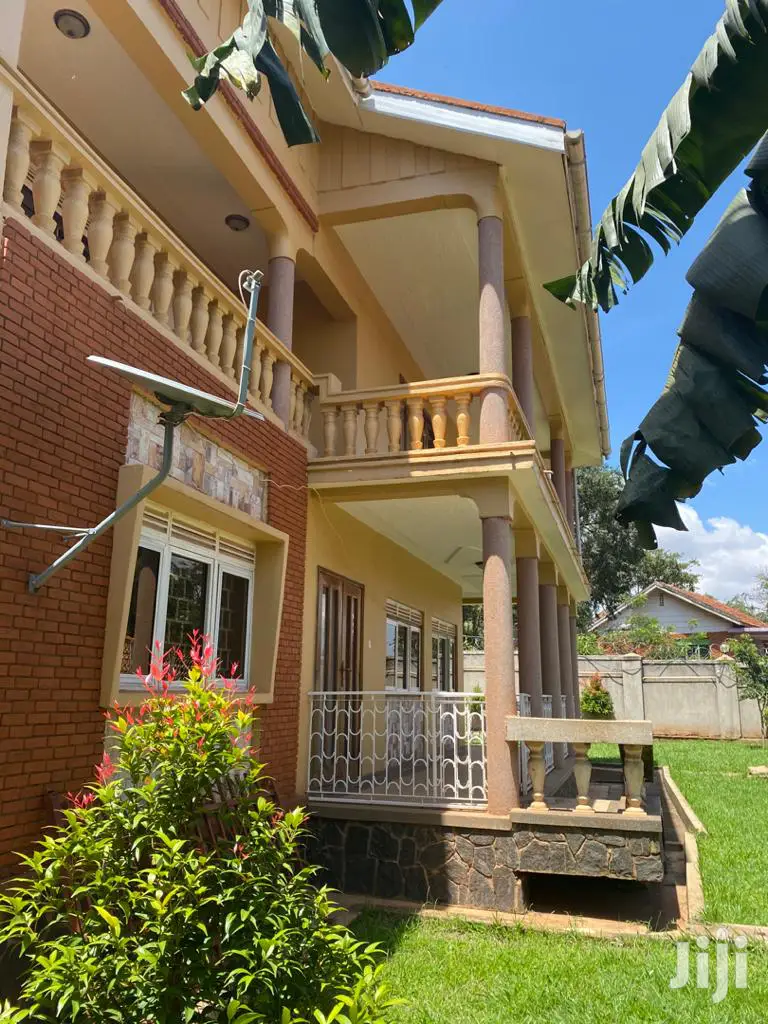 Classic House In Makindye Kizungu For Sale