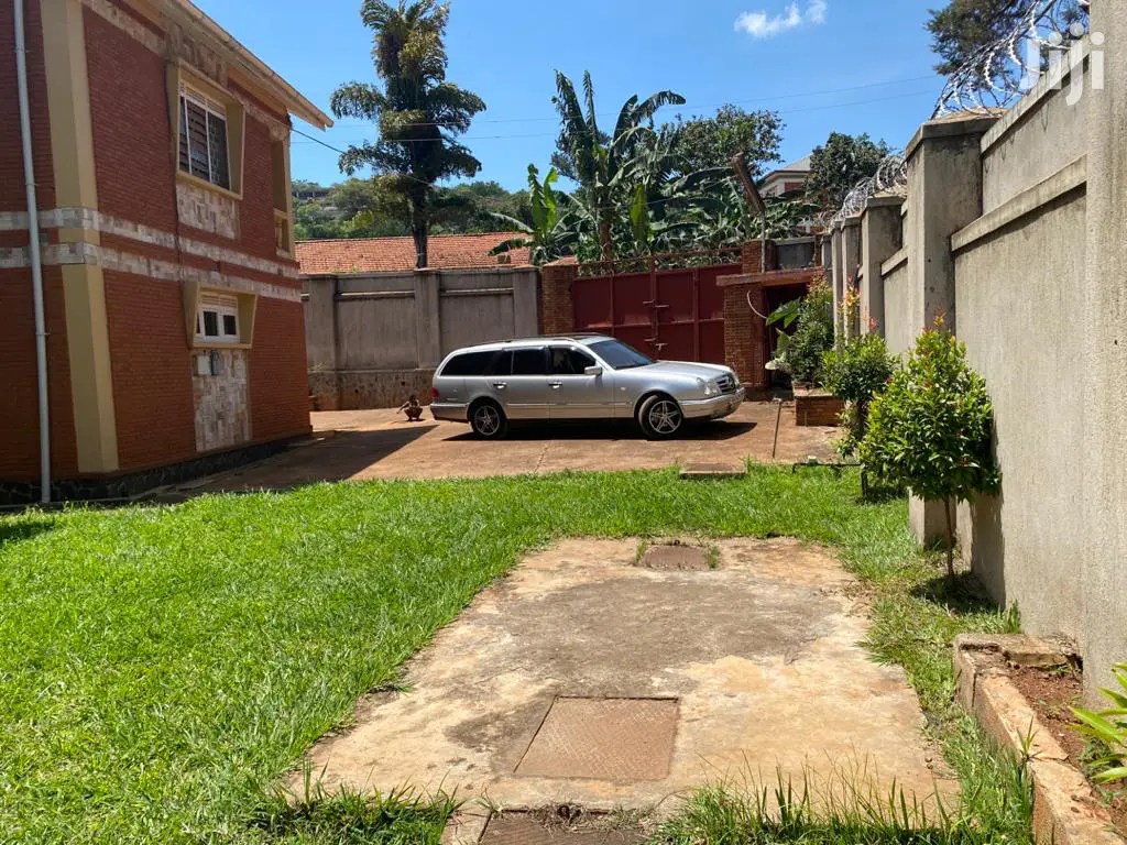 Classic House In Makindye Kizungu For Sale