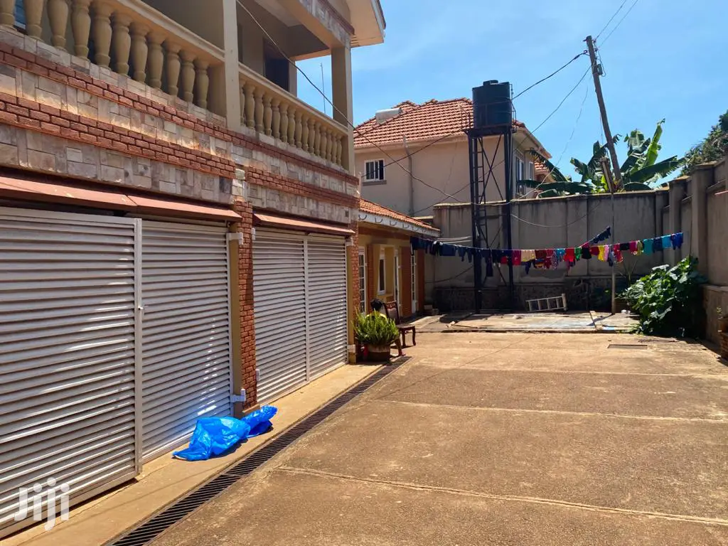 Classic House In Makindye Kizungu For Sale