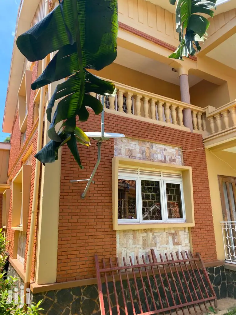 Classic House In Makindye Kizungu For Sale