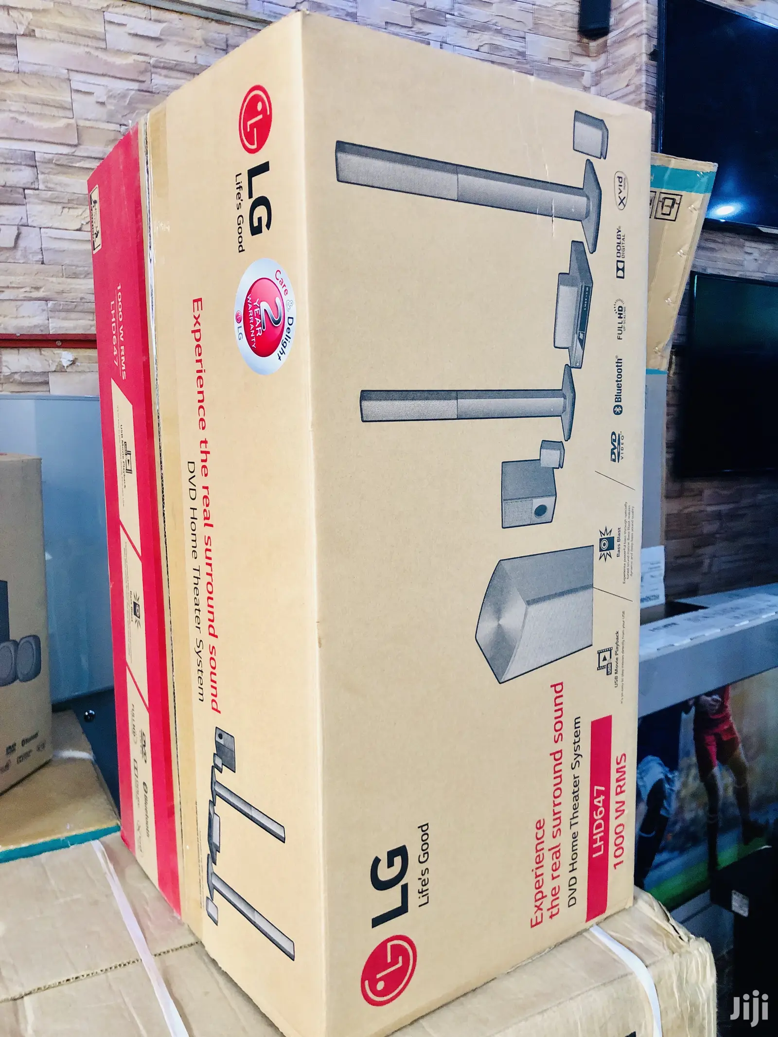 LG Hometheator LHD 647 With 2 Tall Speakers