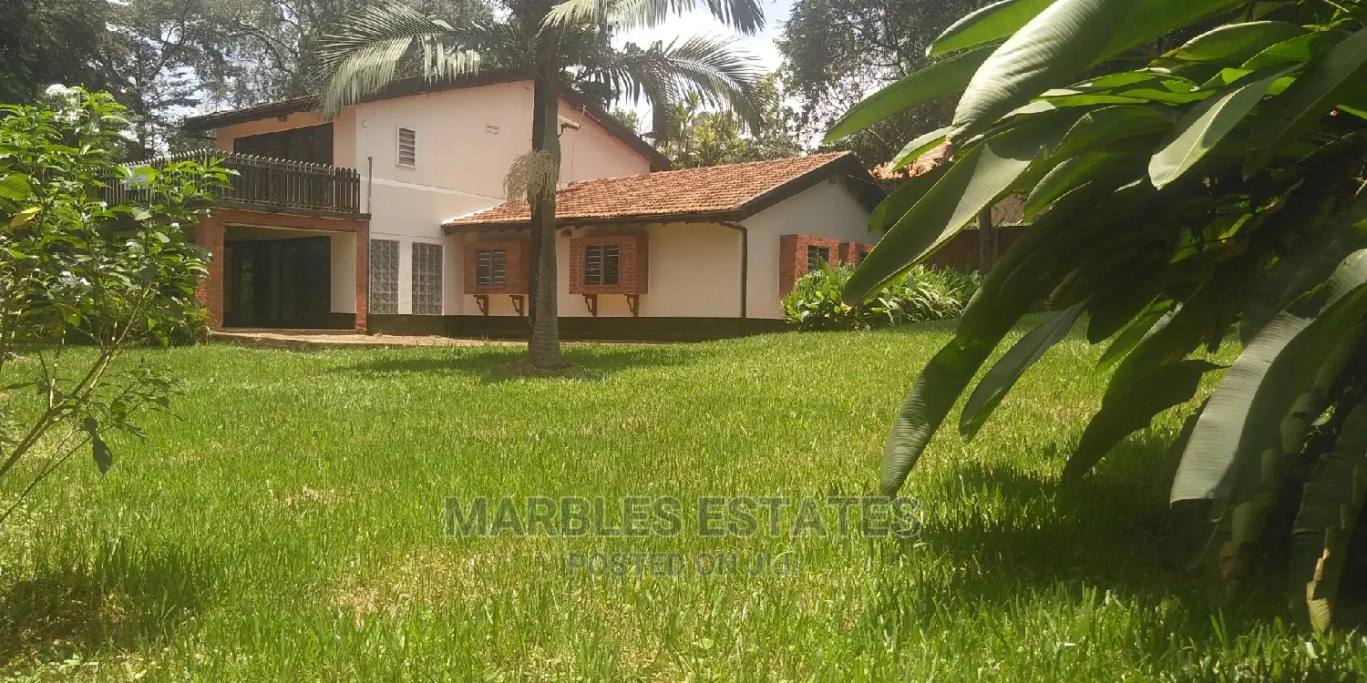 Nice Colonial House Near the Golf Course.
