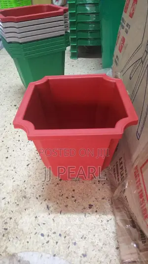 Squared Plastic Flower Pots