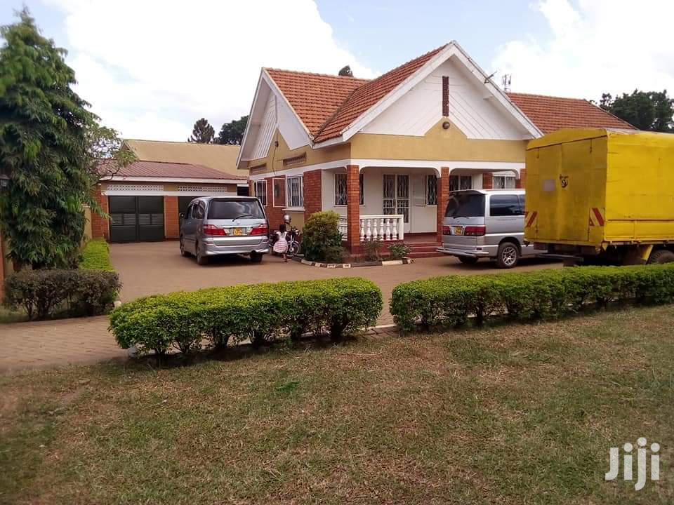 Five Bedroom House In Bugoloobi For Rent