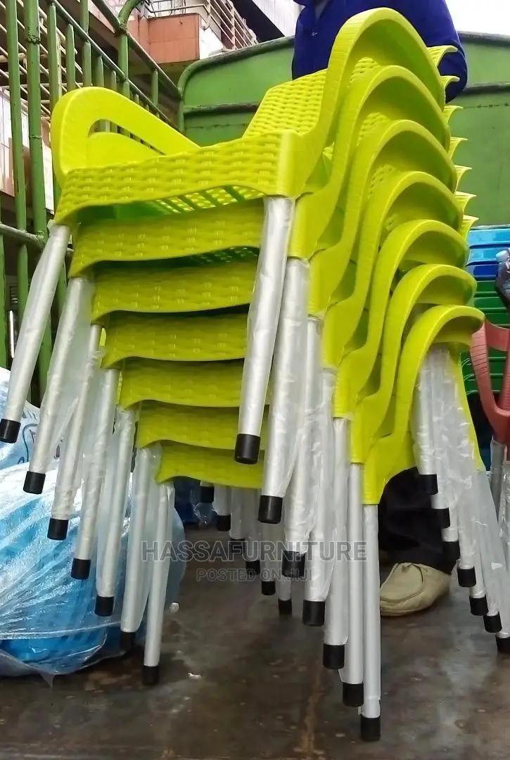 Plastic Chairs With Metallic Stands
