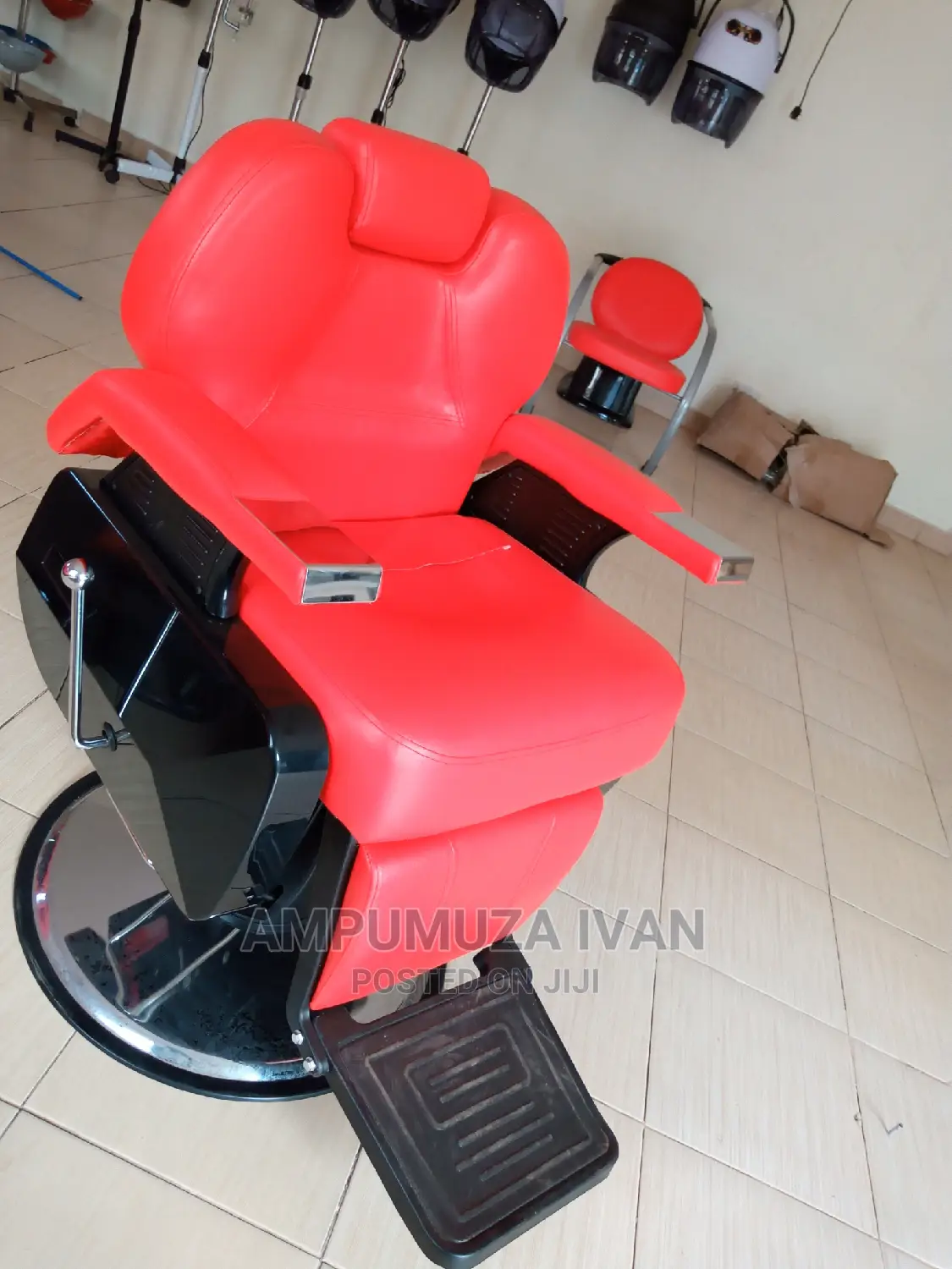 Barber Chairs Kabati in Central Division Salon Equipment, Ampumuza