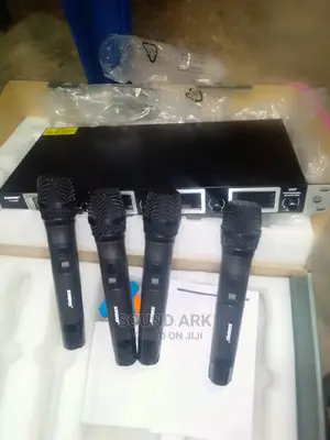 Wireless Microphone With Four Handheld Mic