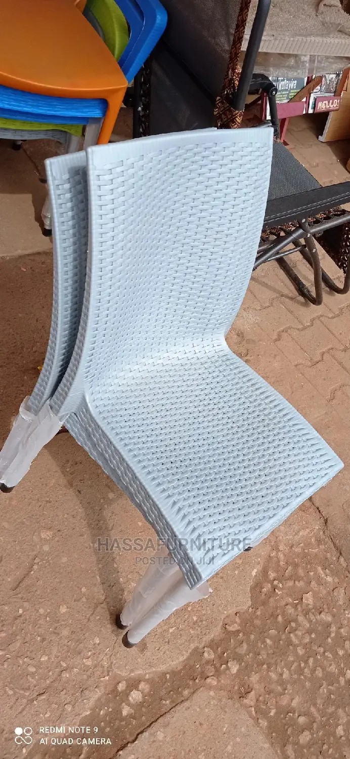 Plastic Chrome Chairs With Metal Stands