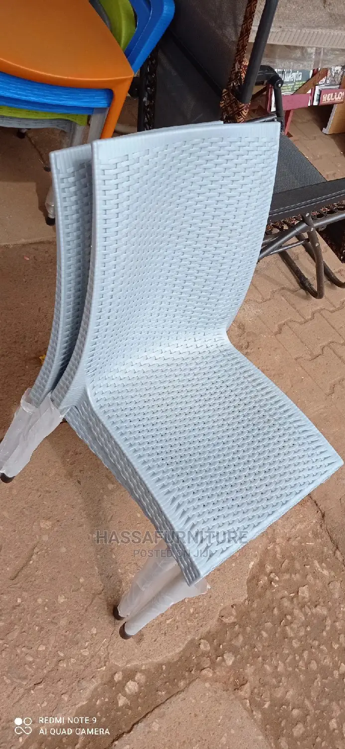 Plastic Chrome Chairs With Metal Stands