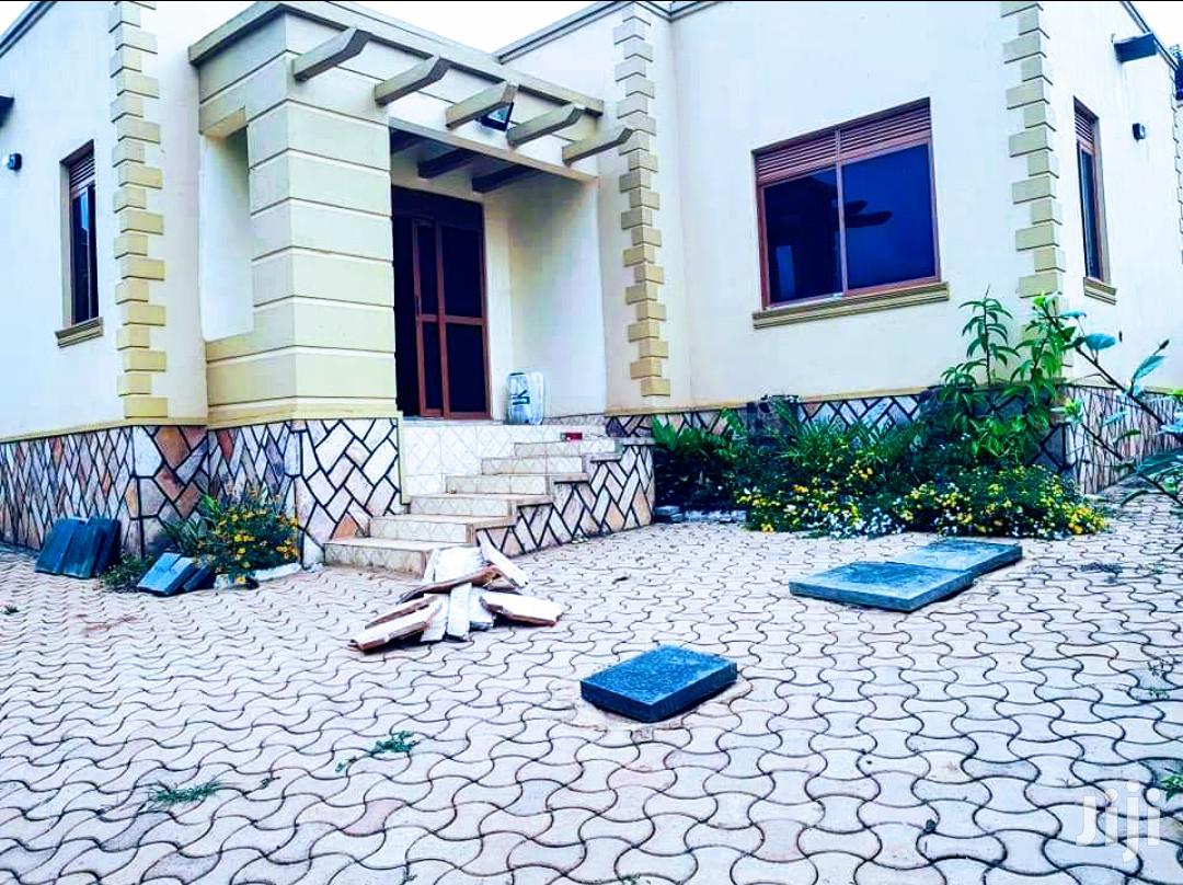 Kira Applause House on Sell
