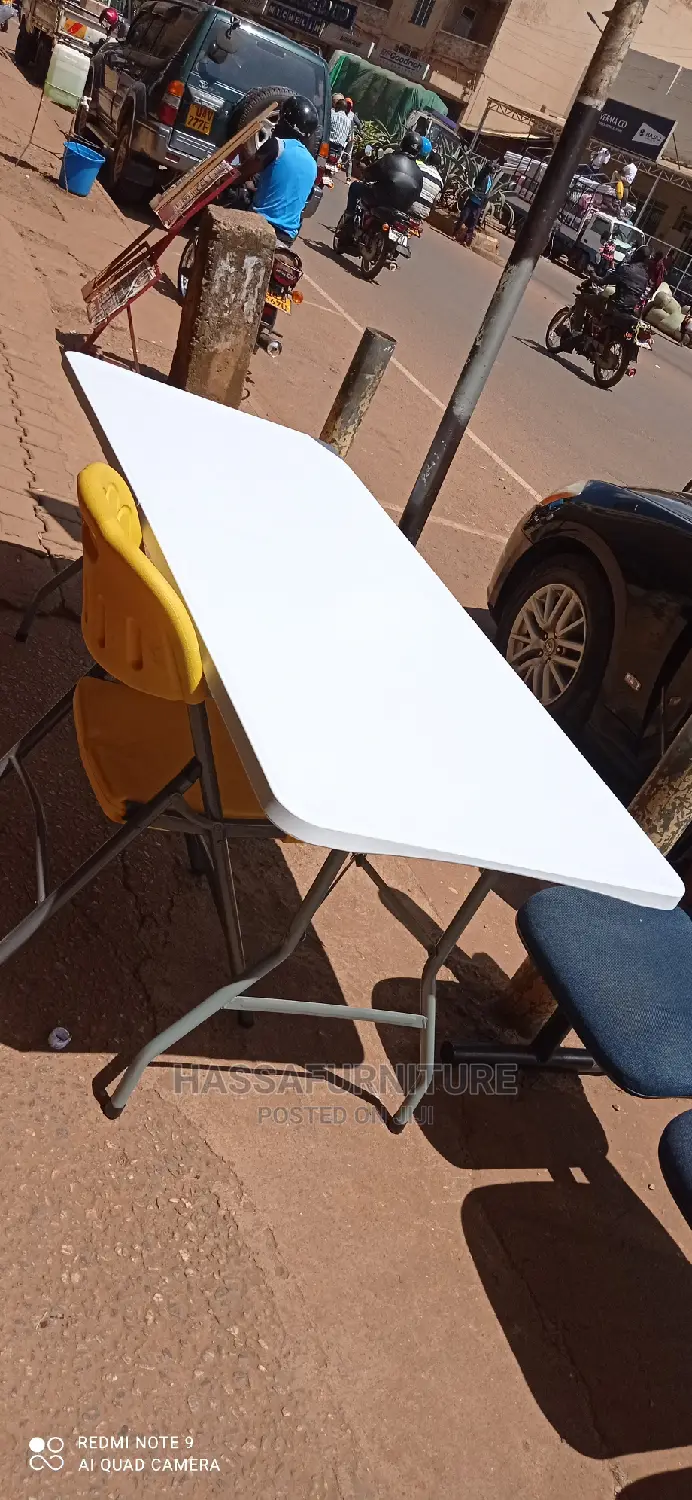 Plastic Foldable Table With Metal Stands