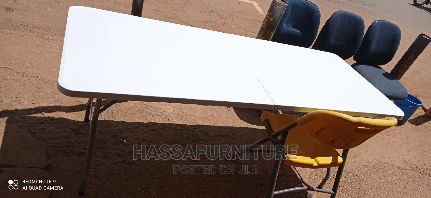 Plastic Foldable Table With Metal Stands