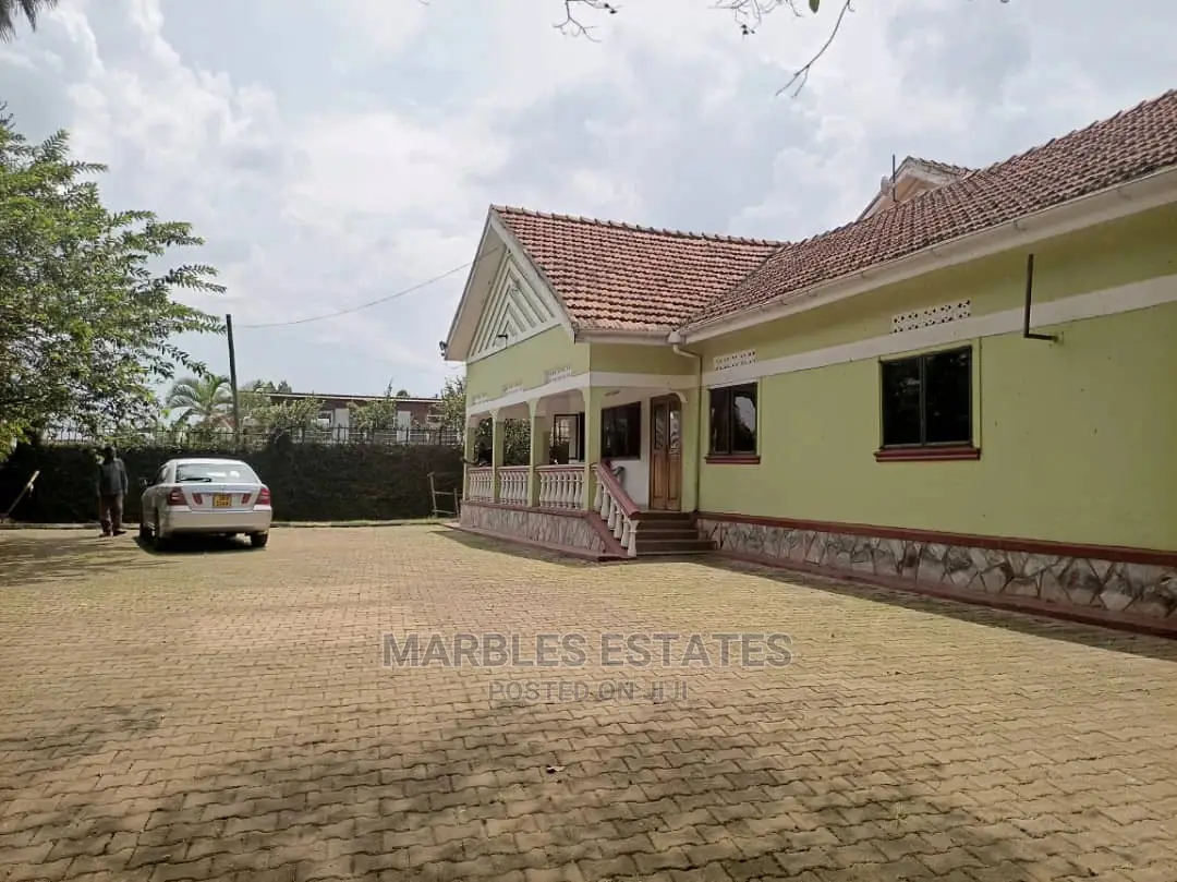 4bdrm Bungalow in Muyenga, Kampala for Rent