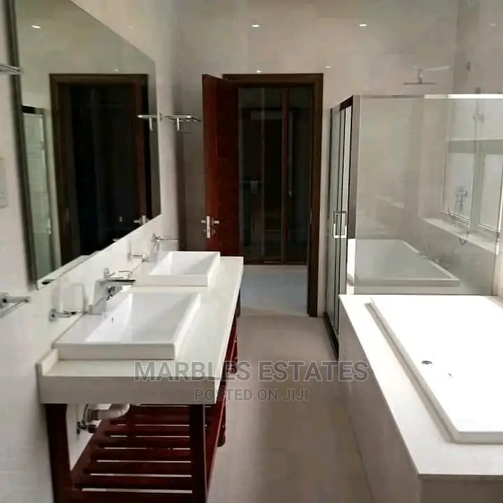 6bdrm Maisonette in Munyonyo, Central Division for Sale